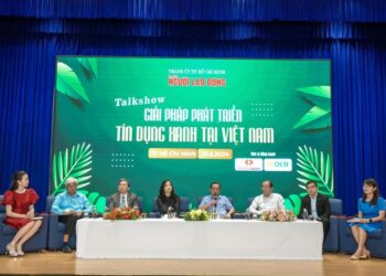 Các đại biểu, khách mời tham dự talkshow “Giải pháp phát triển tín dụng xanh tại Việt Nam” do Báo Người Lao Động tổ chức Ảnh: HOÀNG TRIỀU