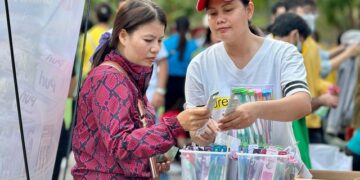 Người lao động làm việc theo giờ chịu nhiều thiệt thòi do không có khoản nào khác ngoài tiền công Ảnh: NGỌC ANH