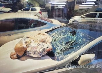 Quả bóng bay chở rác của Triều Tiên rơi trúng và làm hư hại kính chiếc xe ôtô đậu ở Ansan – Hàn Quốc hôm 2-6. Ảnh: Yonhap