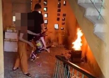 Xử phạt người phụ nữ đốt vàng mã ở cầu thang khu tập thể- Ảnh 1.