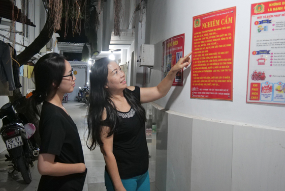 Bà Lê Thị Kim Chi (bên phải) hướng dẫn công nhân ở trọ các quy định về phòng cháy chữa cháy Ảnh: HỒNG ĐÀO Bà Lê Thị Kim Chi (bên phải) hướng dẫn công nhân ở trọ các quy định về phòng cháy chữa cháy Ảnh: HỒNG ĐÀO