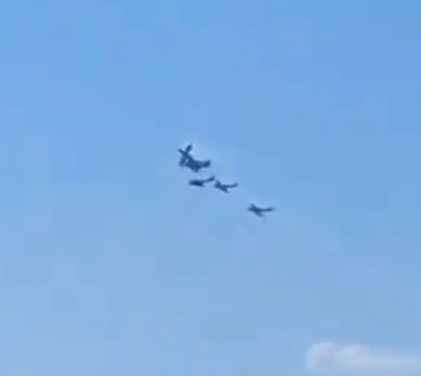 Máy bay trình diễn mất kiểm soát, phi công tử vong ở Bồ Đào Nha- Ảnh 1. The horrific moment the planes crashed, leaving one dead