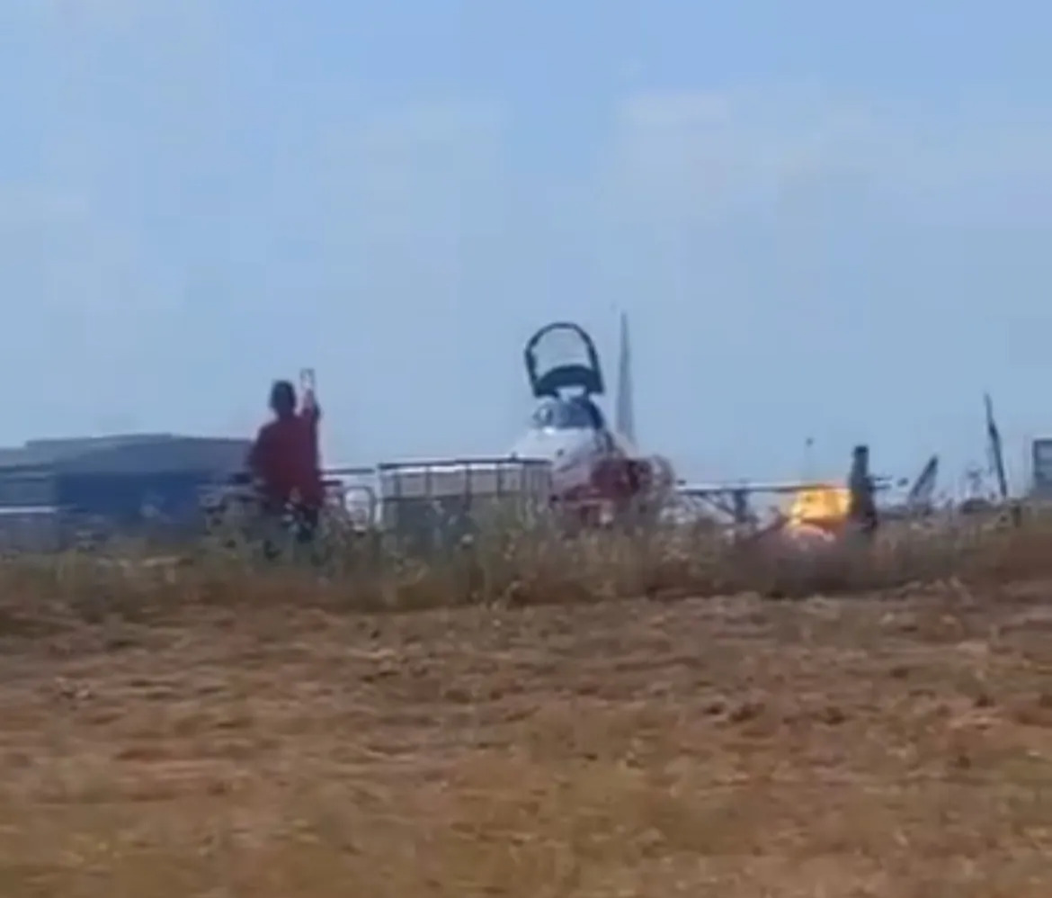 Máy bay trình diễn mất kiểm soát, phi công tử vong ở Bồ Đào Nha- Ảnh 2. A fireball erupted as the plane hit the ground