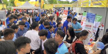 Hơn 8.000 chỉ tiêu tuyển dụng tại ngày hội việc làm Thừa Thiên - Huế - Ảnh 1.