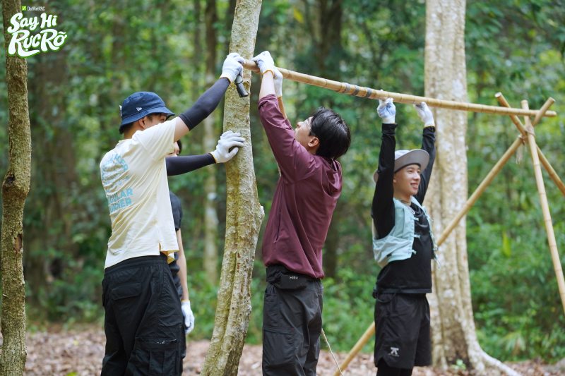 Dàn nghệ sĩ “Say Hi” Rực Rỡ chật vật trong ngày đầu sinh tồn giữa rừng Kon Ka Kinh