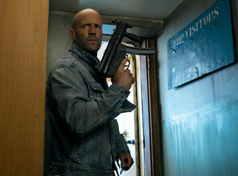 Jason Statham vẫn giữ “chất thép” trong bom tấn hành động “Tàu Buôn Người”